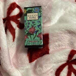 Gucci Flora Eau de Parfum with Floral Design
